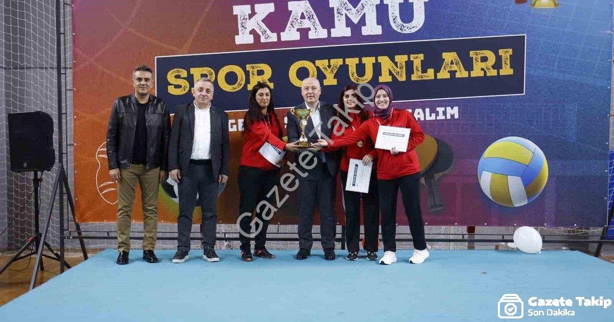 "Kamu Spor Oyunları’nda şampiyonlar kupalarını aldı" başlıklı haber için fotorealistik, profesyonel