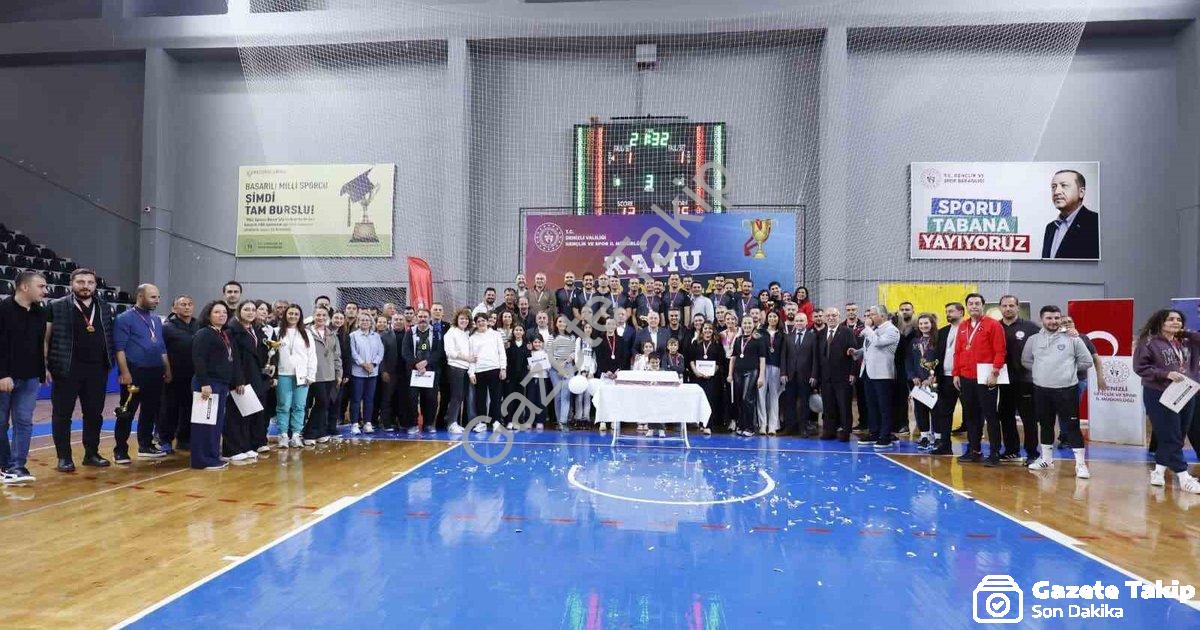 KAMU ÇALIŞANLARINI BULUŞTURAN KAMU SPOR OYUNLARI, VALİ RECEP YAZICIOĞLU SPOR SALONU’NDAKİ FİNAL MAÇLARIYLA TAMAMLANDI. TOPLAM 449 KAMU ÇALIŞANININ KATILDIĞI ORGANİZASYONDA DÖRT AYRI BRANŞTA ŞAMPİYON OLAN TAKIMLAR KUPALARINI DENİZLİ VALİSİ ÖMER FARUK COŞKUN’UN ELİNDEN ALDI.