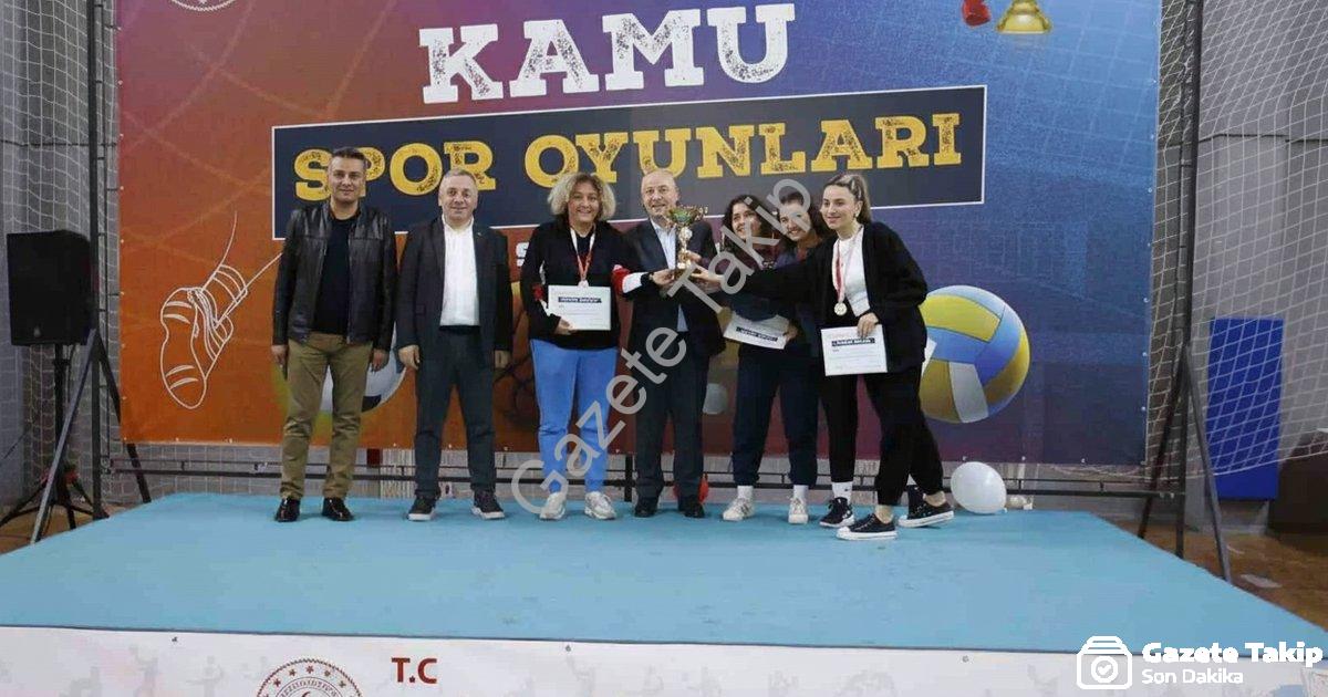 KAMU ÇALIŞANLARINI BULUŞTURAN KAMU SPOR OYUNLARI, VALİ RECEP YAZICIOĞLU SPOR SALONU’NDAKİ FİNAL MAÇLARIYLA TAMAMLANDI. TOPLAM 449 KAMU ÇALIŞANININ KATILDIĞI ORGANİZASYONDA DÖRT AYRI BRANŞTA ŞAMPİYON OLAN TAKIMLAR KUPALARINI DENİZLİ VALİSİ ÖMER FARUK COŞKUN’UN ELİNDEN ALDI.
