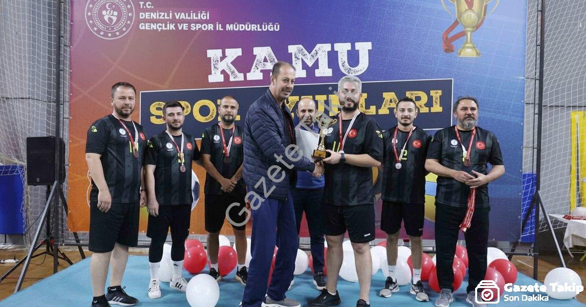 KAMU ÇALIŞANLARINI BULUŞTURAN KAMU SPOR OYUNLARI, VALİ RECEP YAZICIOĞLU SPOR SALONU’NDAKİ FİNAL MAÇLARIYLA TAMAMLANDI. TOPLAM 449 KAMU ÇALIŞANININ KATILDIĞI ORGANİZASYONDA DÖRT AYRI BRANŞTA ŞAMPİYON OLAN TAKIMLAR KUPALARINI DENİZLİ VALİSİ ÖMER FARUK COŞKUN’UN ELİNDEN ALDI.