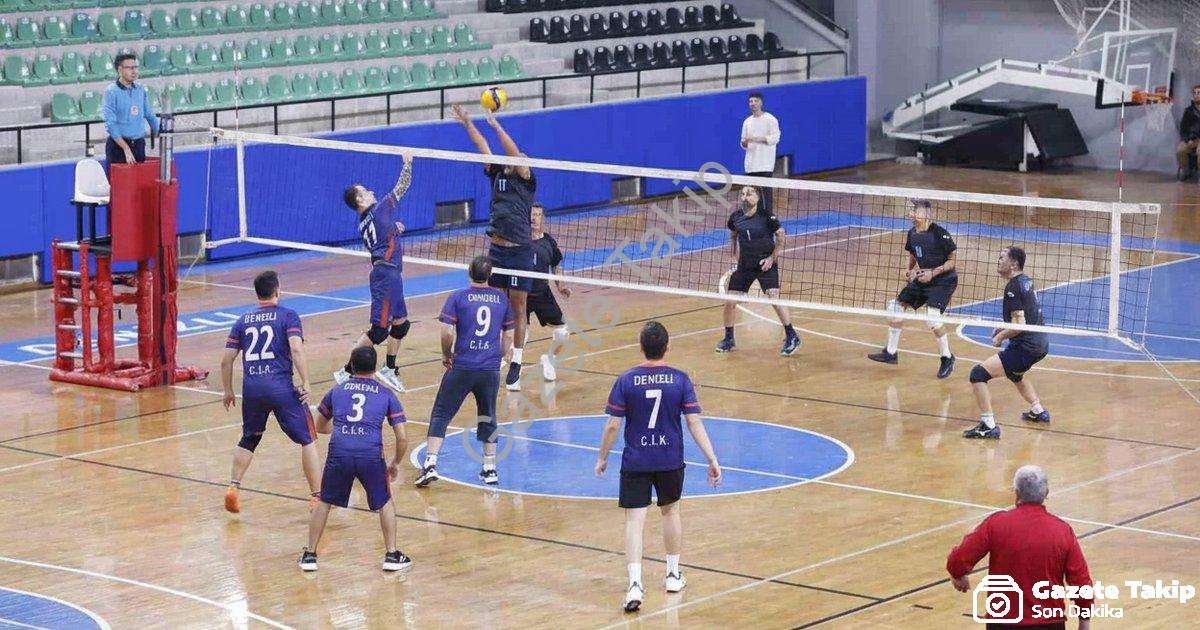 KAMU ÇALIŞANLARINI BULUŞTURAN KAMU SPOR OYUNLARI, VALİ RECEP YAZICIOĞLU SPOR SALONU’NDAKİ FİNAL MAÇLARIYLA TAMAMLANDI. TOPLAM 449 KAMU ÇALIŞANININ KATILDIĞI ORGANİZASYONDA DÖRT AYRI BRANŞTA ŞAMPİYON OLAN TAKIMLAR KUPALARINI DENİZLİ VALİSİ ÖMER FARUK COŞKUN’UN ELİNDEN ALDI.