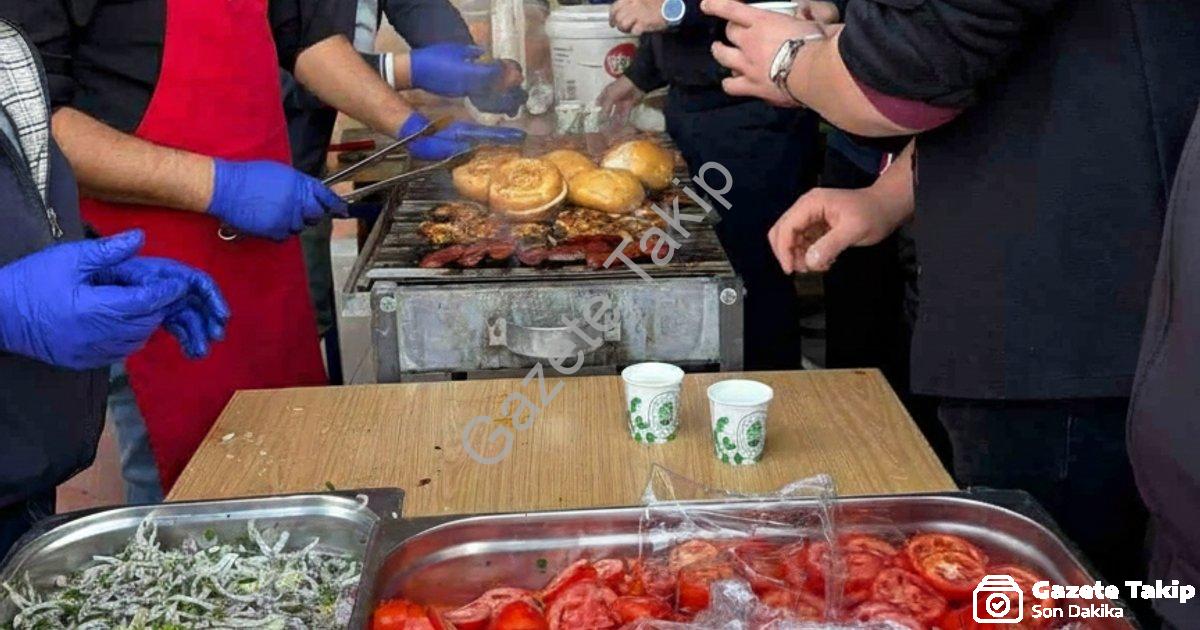 "Şuhut Anadolu Lisesi’nden Gazze’ye destek: Hayır çarşısı" başlıklı haber için fotorealistik, profes