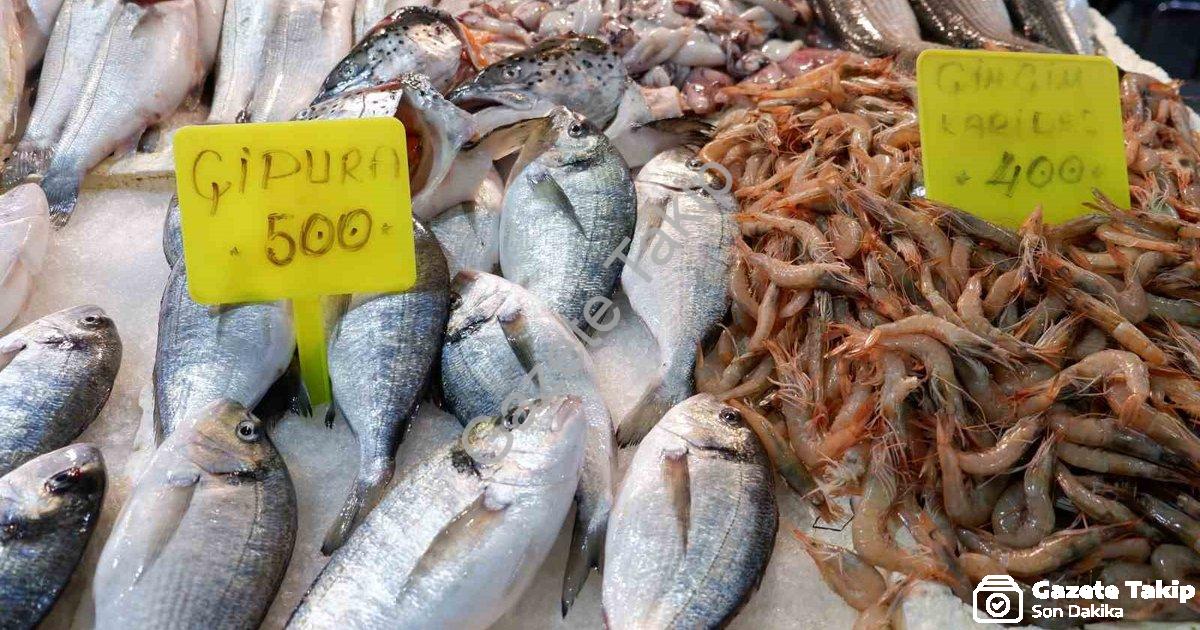 "Foça Balık Hali’nde Kış Bereketi: İşte Mevsimin Gözde Balıkları ve Fiyatlar" başlıklı haber için fo