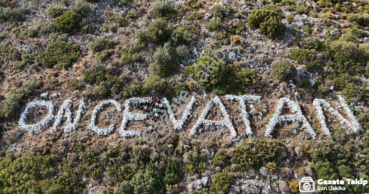 "Datça'nın Simgesi Gençlerin Ellerinde Hayat Buldu: Önce Vatan" başlıklı haber için fotorealistik, p