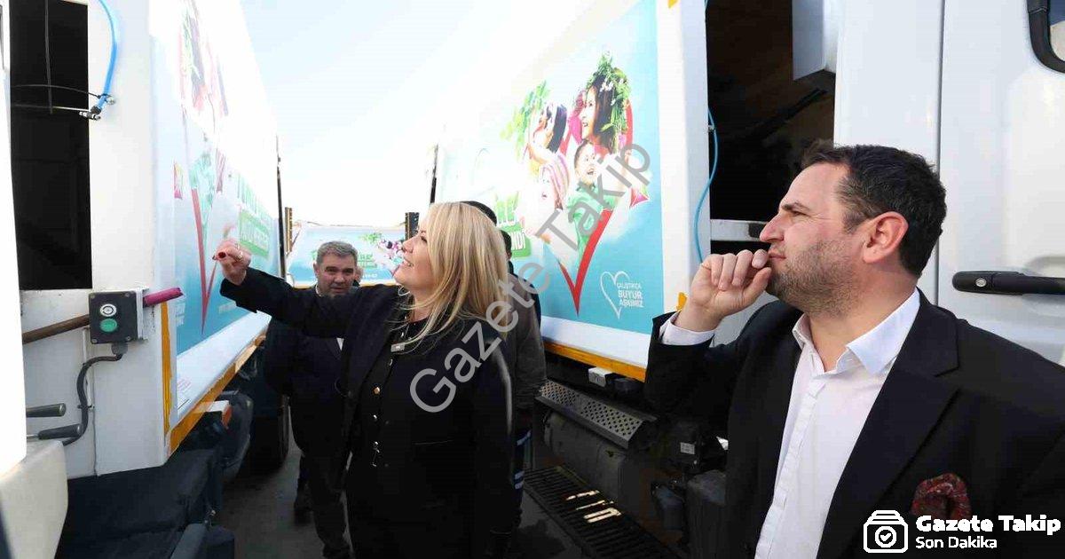 "Merkezefendi'de Çöp Kamyonları Artık Gül ve Sakız Kokuyor" başlıklı haber için fotorealistik, profe