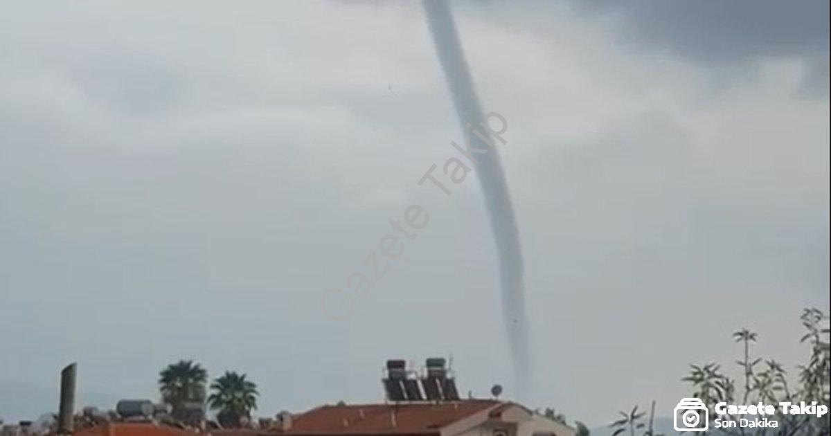"Marmaris'te Korkutan Anlar: Denizden Yükselen Hortum Kamerada" başlıklı haber için fotorealistik, p