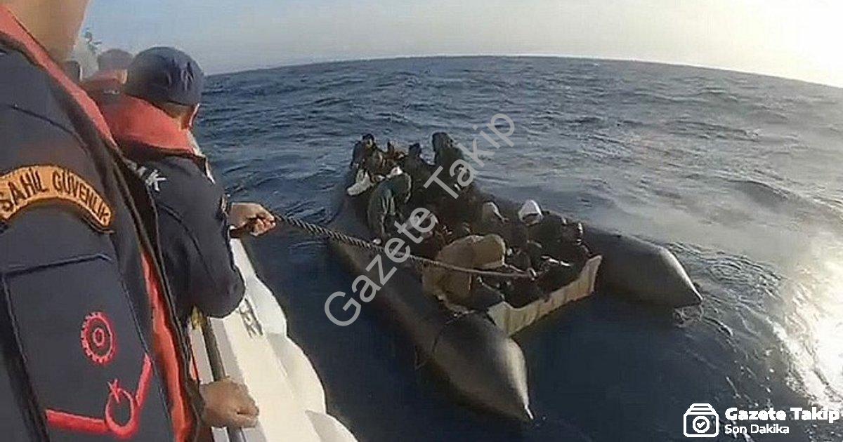 "Ege'de Nefes Kesen Saatler: 18 Göçmen Yakalandı, 25'i Kurtarıldı" başlıklı haber için fotorealistik
