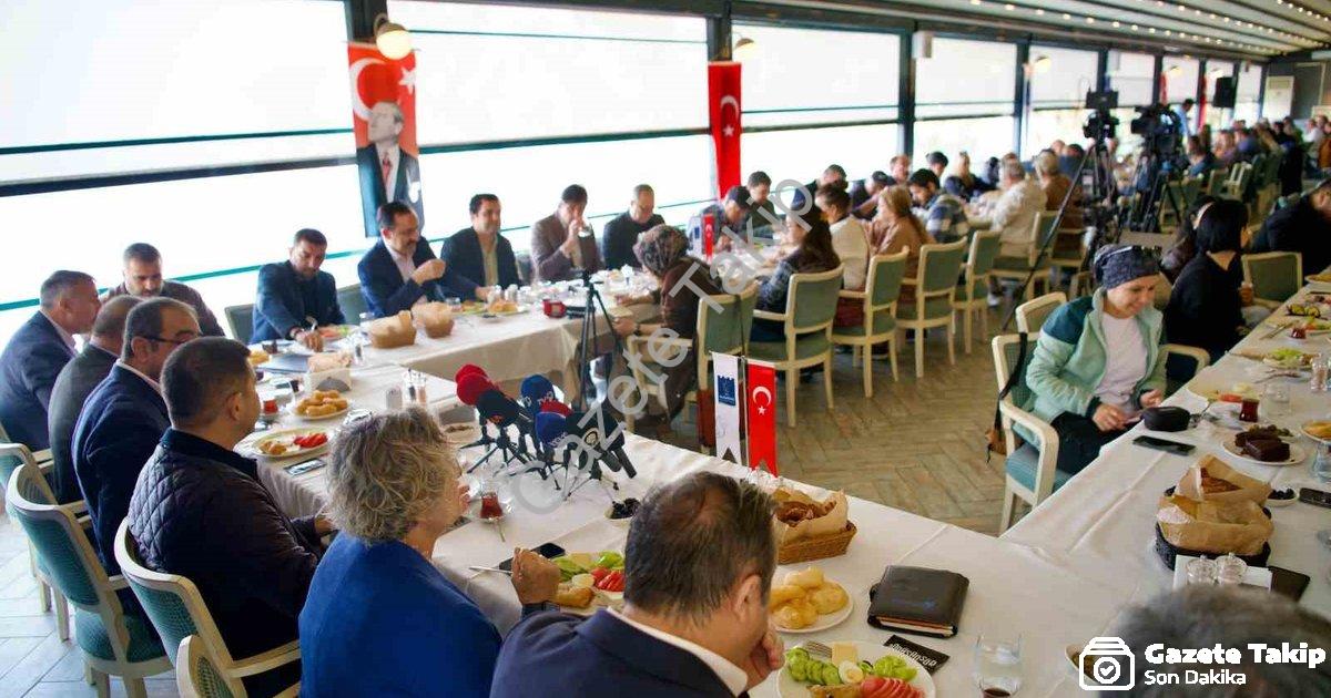 "Kuşadası'na Bütçe Şoku: Turizm Yatırımları Göz Ardı Edildi İddiası" başlıklı haber için fotorealist