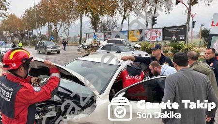 Menteşe’de Korkutan Kaza: Kırmızı Işık İhlali 2 Kişiyi Yaraladı