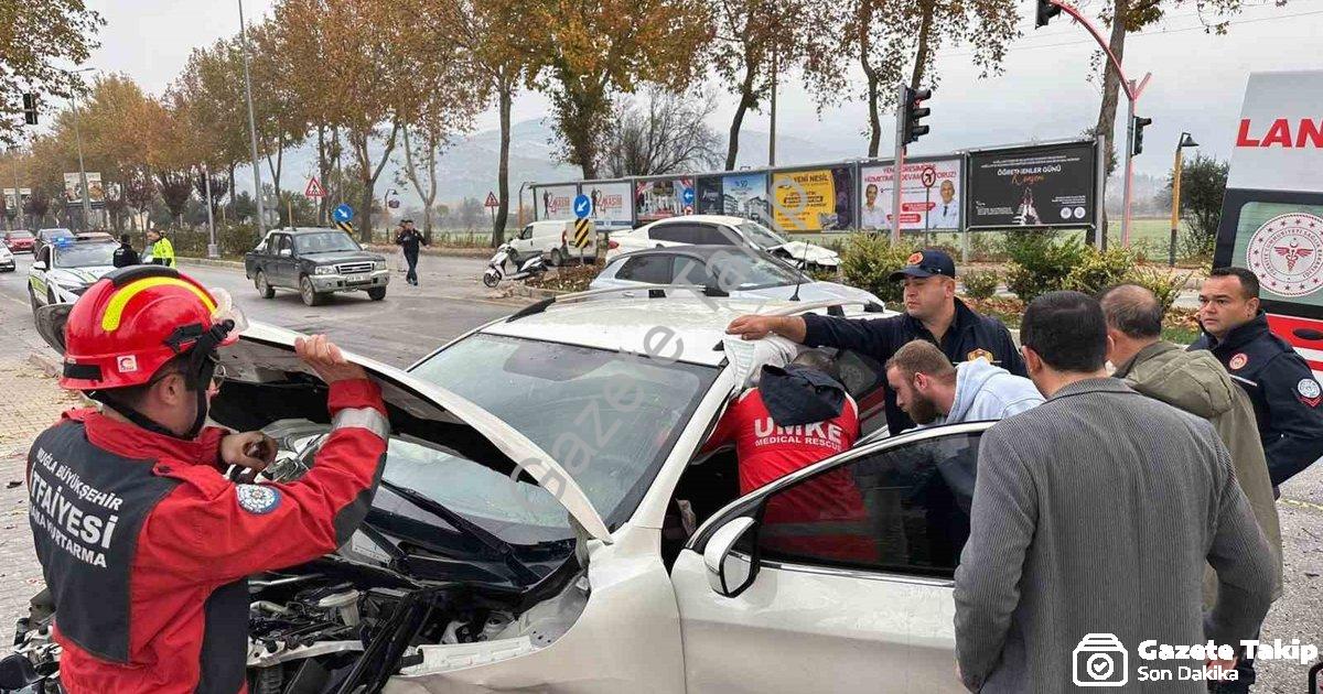 "Menteşe'de Korkutan Kaza: Kırmızı Işık İhlali 2 Kişiyi Yaraladı" başlıklı haber için fotorealistik,