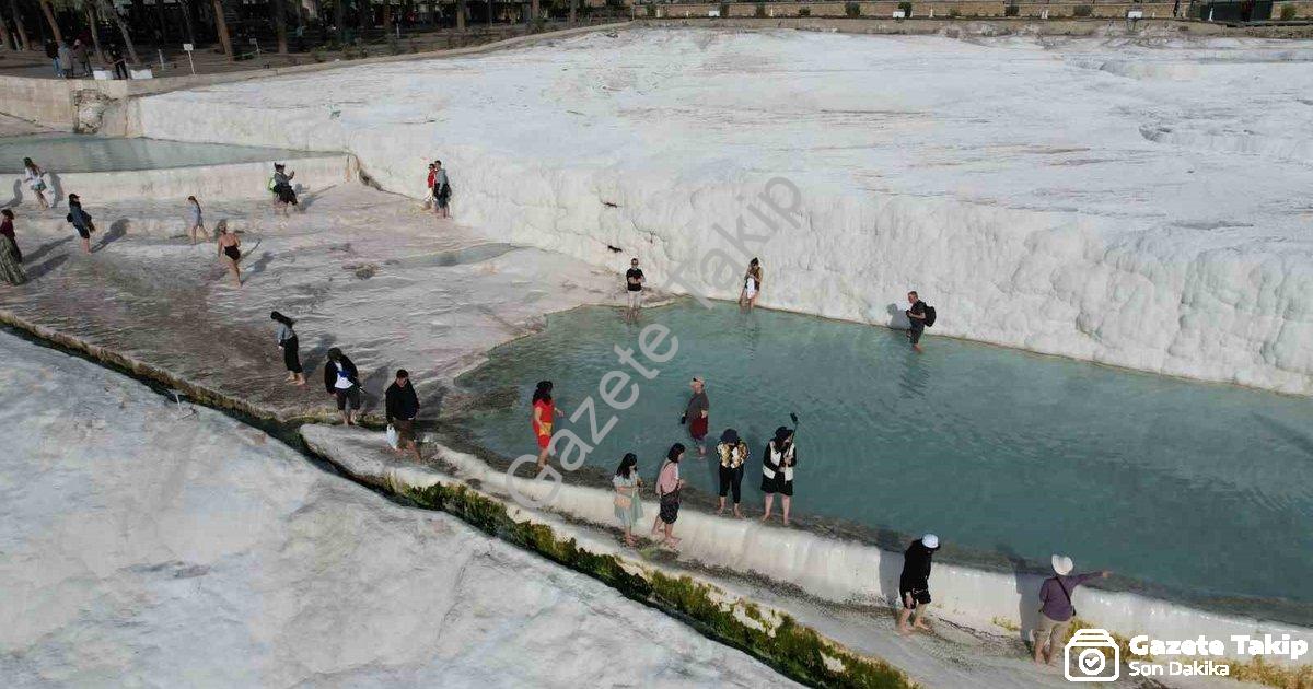 "Pamukkale Asyalı Turistlerin Gözdesi: 'Burası Kutsanmış Bir Yer'" başlıklı haber için fotorealistik