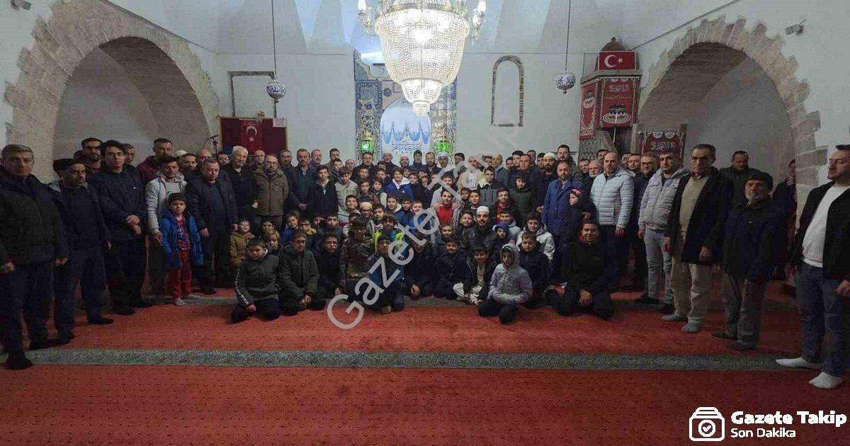 "Kütahya'da Gençler Secdede Buluştu: Vali'den Altın Öğütler" başlıklı haber için fotorealistik, prof