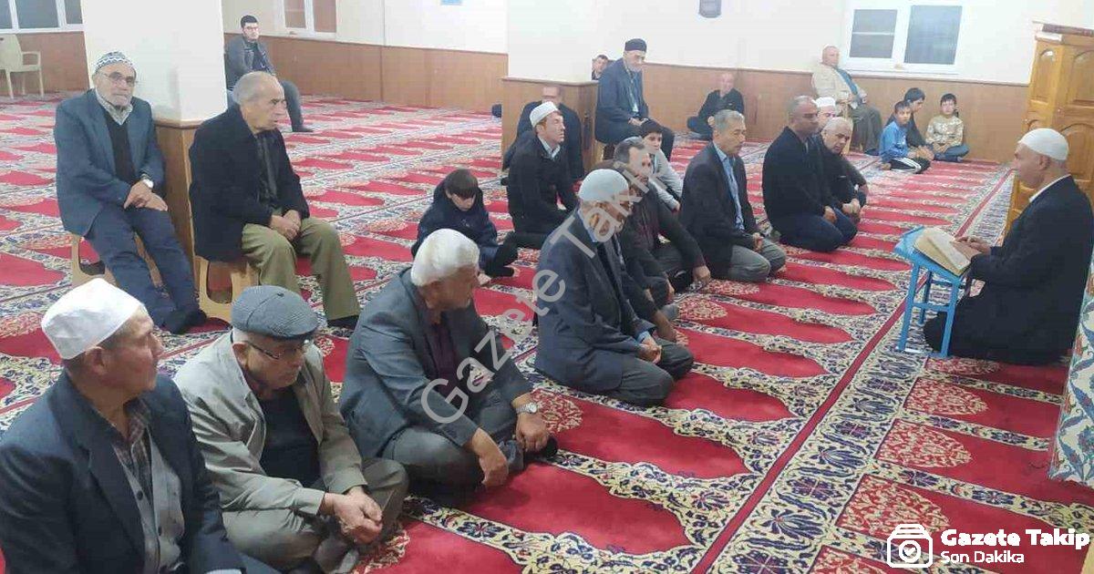 "Mutaflar Camii'nde Sabah Namazı: Cemaat Tek Yürek Oldu" başlıklı haber için fotorealistik, profesyo