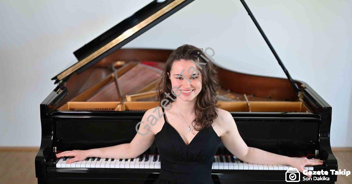 "Genç Piyanist Nehir Özzengin Forbes'un Zirvesinde!" başlıklı haber için fotorealistik, profesyonel