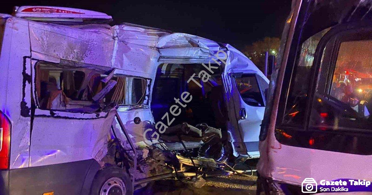 "İzmir Kemalpaşa'da Gece Dehşeti: İki İşçi Servisi Çarpıştı!" başlıklı haber için fotorealistik, pro