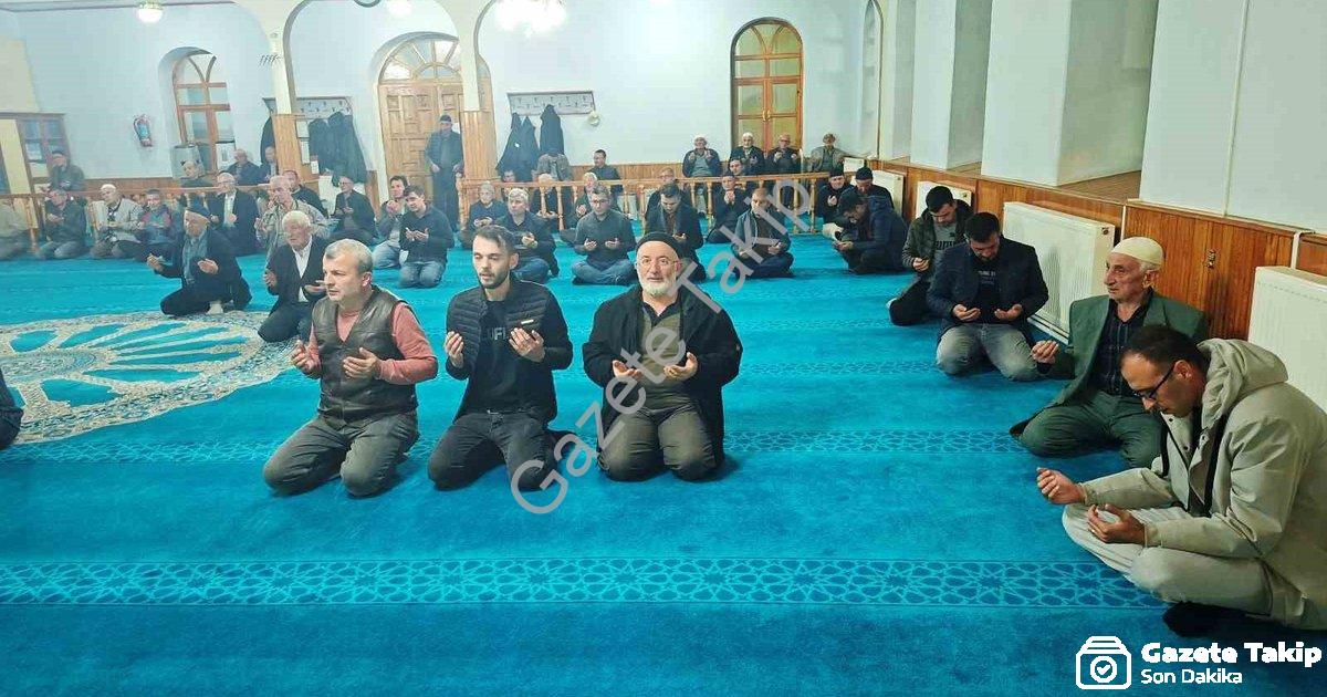 "Hisarcık’ta Vefa Gecesi: Şehit Öğretmenler Dualarla Anıldı" başlıklı haber için fotorealistik, prof