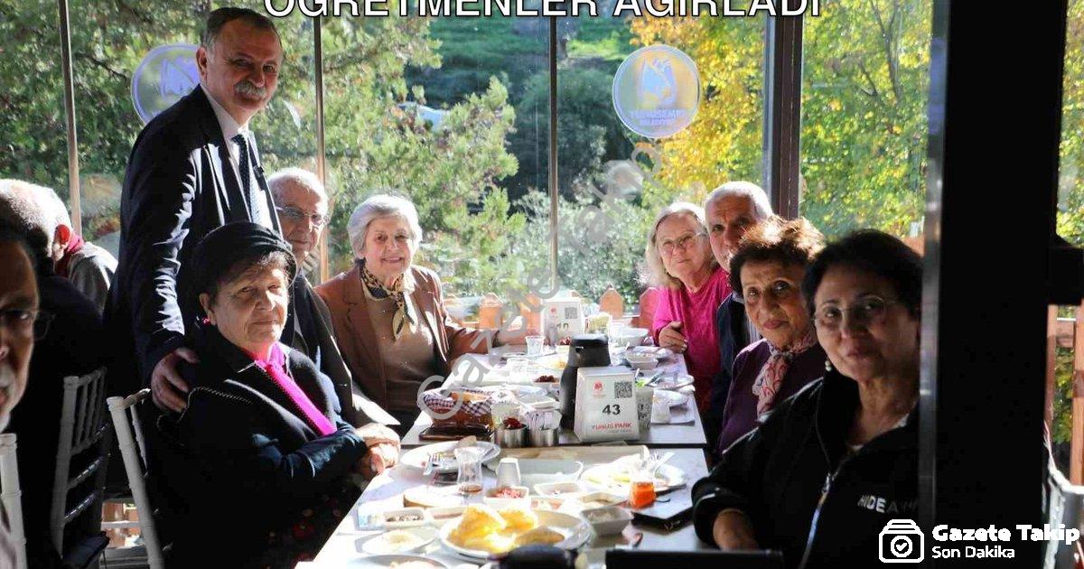 "Yunusemre'de Öğretmenler Günü'nde Emekli Öğretmenler Ağırladı" başlıklı haber için fotorealistik, p