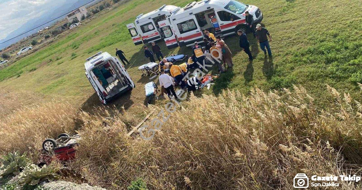 "Manisa'da Araç Tarlaya Savruldu: 5 Kişi Yaralandı" başlıklı haber için fotorealistik, profesyonel b