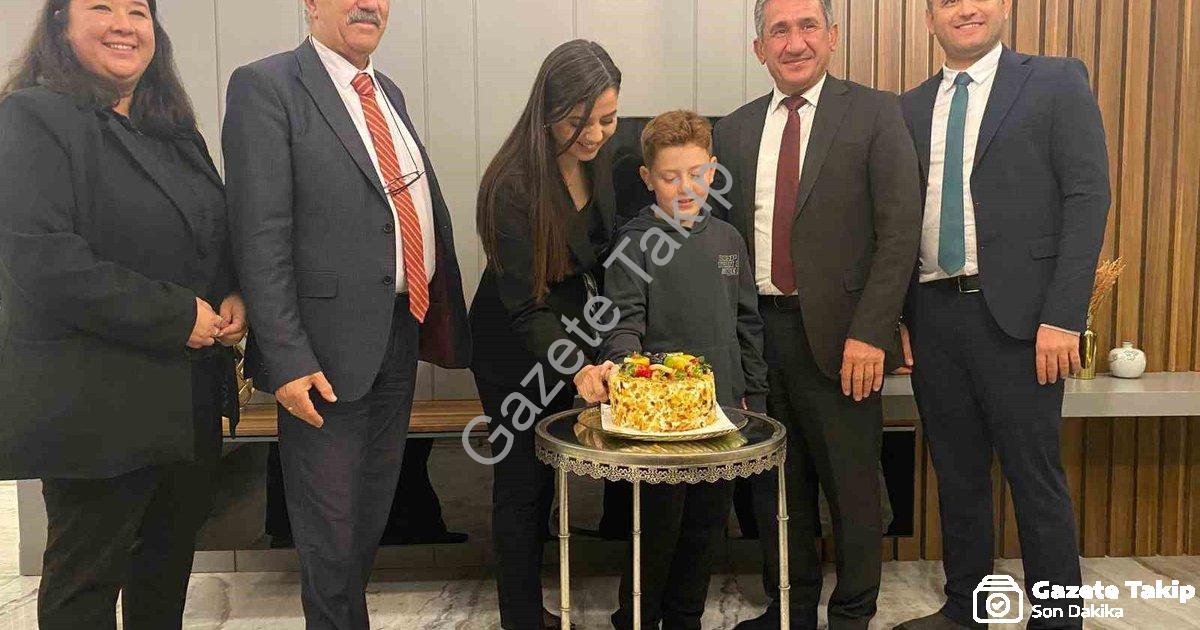 "Menteşe'de Öğretmenlere Çifte Kutlama Heyecanı" başlıklı haber için fotorealistik, profesyonel bir