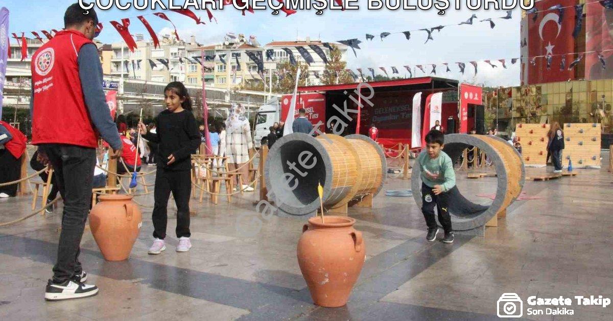 "Geleneksel Oyunlar Tırı Aydın’da Çocukları Geçmişle Buluşturdu" başlıklı haber için fotorealistik,