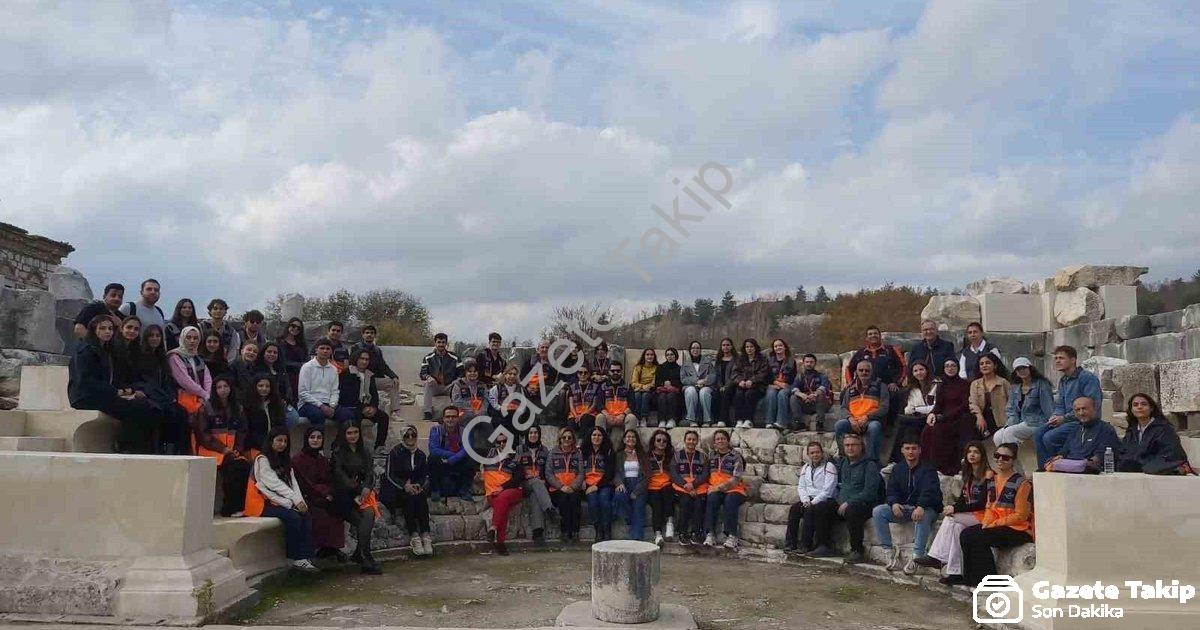 "AFAD gönüllüleri Stratonikeia’da tarih yolculuğuna çıktı" başlıklı haber için fotorealistik, profes