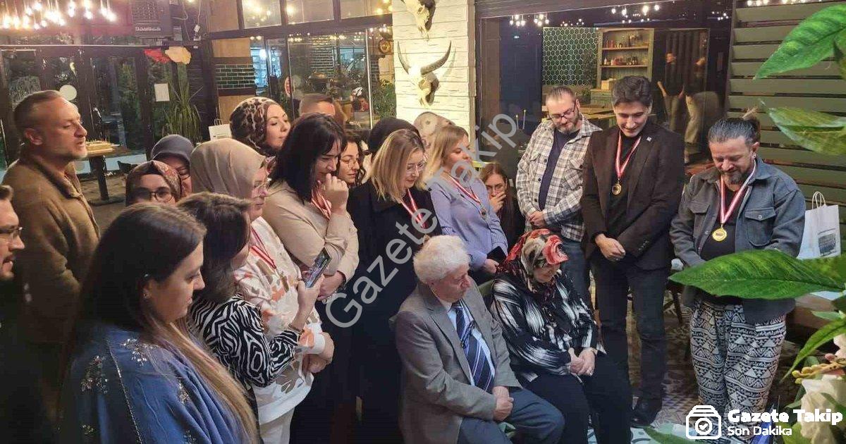 "Eski Öğrencilerden Emekli Öğretmene Unutulmaz Öğretmenler Günü" başlıklı haber için fotorealistik,