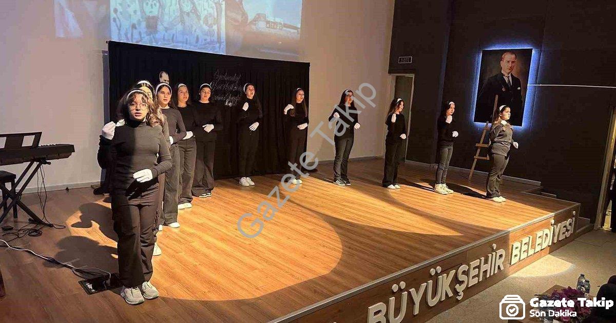 "Sarıgöl’de 24 Kasım Öğretmenler Günü’ne görkemli kutlama" başlıklı haber için fotorealistik, profes