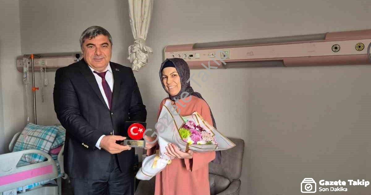 "Hastanede 24 Kasım’ı Geçiren Öğretmene Duygulandıran Ziyaret" başlıklı haber için fotorealistik, pr