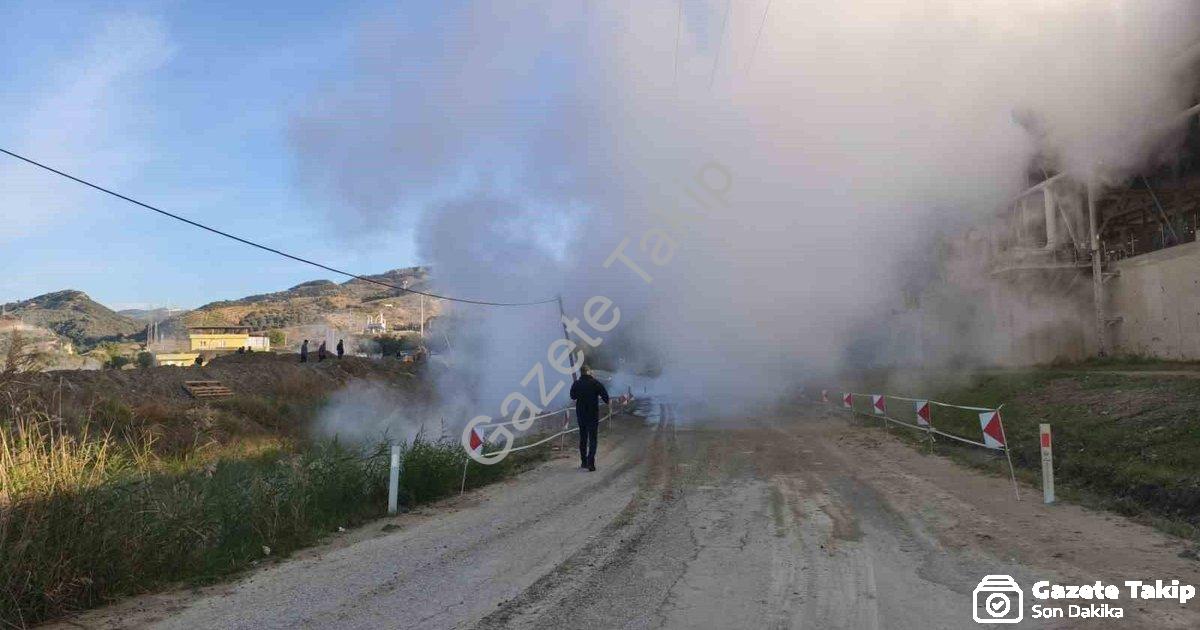 "Aydın Germencik’te Jeotermal Hattında Patlama: Sıcak Su Yola Aktı" başlıklı haber için fotorealisti