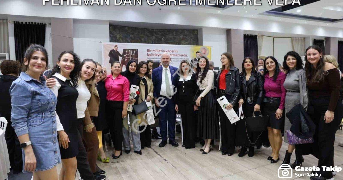 "Menemen'de Duygusal Gece: Başkan Pehlivan'dan Öğretmenlere Vefa" başlıklı haber için fotorealistik,