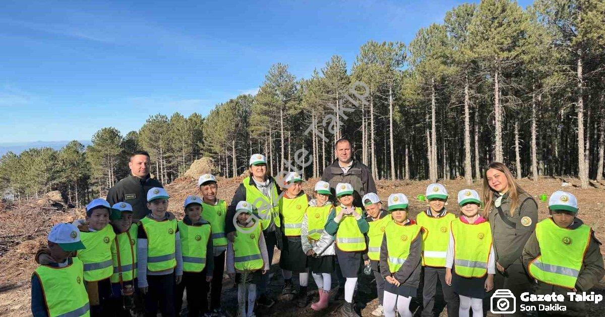 "Çine'de Minik Öğrenciler Yeşil Vatan İçin Fidan Dikti" başlıklı haber için fotorealistik, profesyon