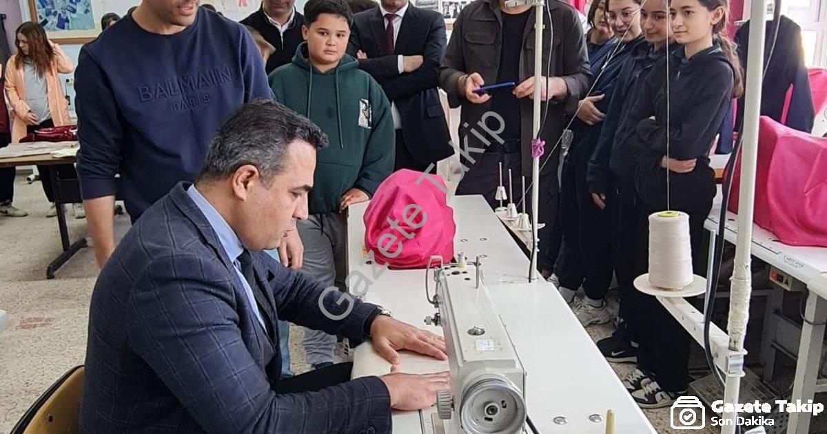 "Sarıgöl Kaymakamı Halil Dalak Öğrencilerle Atölyeye Girdi: Hem Dikti Hem Çapaladı" başlıklı haber i